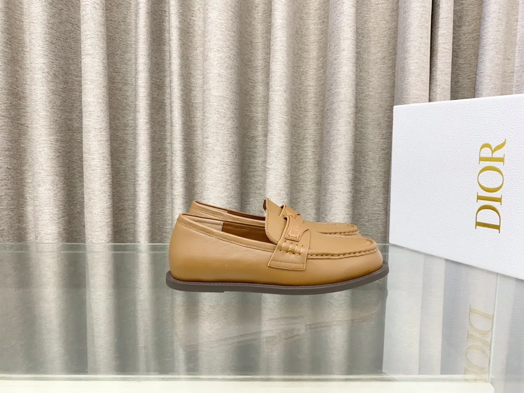 👟👟Ex-factory price 660👟👟 25Ss new Dior Boy loafers This Dior Boy loafer is a new product in the 2024 winter ready-to-wear series. It incorporates Dior's extraordinary craftsmanship and reinterprets the classic loafer design. Crafted from materials including suede and lambskin, it's enhanced with an integrated white fur lining and features a gold-tone Christian Dior Paris signature on the front leather tab. Paired with rubber soles, soft and comfortable. Upper: cowhide, inner padding: comfortable sheepskin, sole: rubber sole, size: 35-39 (40 customized, non-refundable)